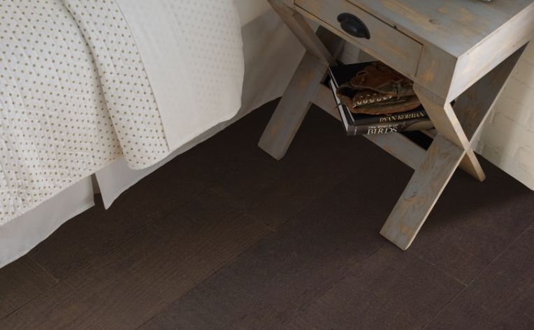 الأرضيات الخشبية وصمة عار غرفة النوم اسبريسو